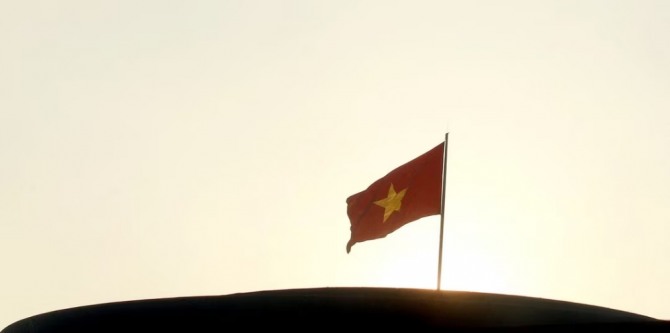 휘날리고 있는 베트남 국기. 사진=로이터