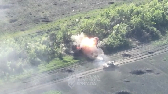 우크라이나군은 도네츠크 지역 클리쉬이우카 근처의 바흐무트 방향에서 러시아 진지를 파괴하고 있다. 사진=로이터