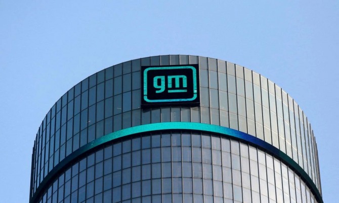 미국 미시간주 디트로이트의 GM본사 건물에 설치된 회사 로고. 사진=로이터