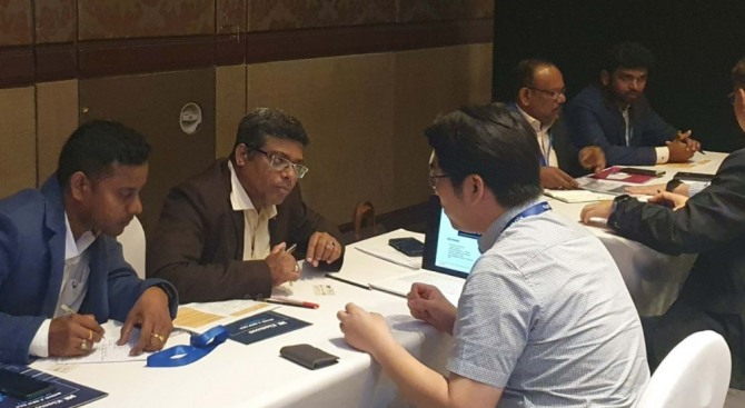 KOTRA가 8일 우리 진출기업-인도 완성차 기업의 협력 체계를 구축하기 위해 ‘2023 인도 미래자동차 파트너링 플라자’를 개최했다. 글로벌 완성차 기업 관계자가 우리 진출기업과 상담을 진행하고 있다.