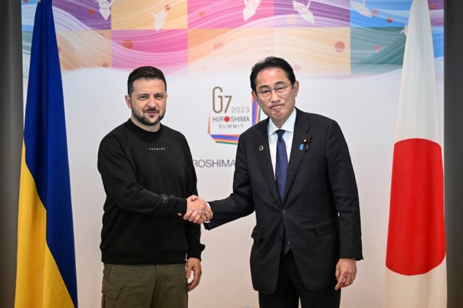 주요 7개국(G7) 정상회의 참석 차 일본 히로시마를 방문한 볼로디미르 젤렌스키 우크라이나 대통령(왼쪽)이 기시다 후미오 일본 총리와 양자 회담 전 악수하고 있다. 사진=뉴시스.