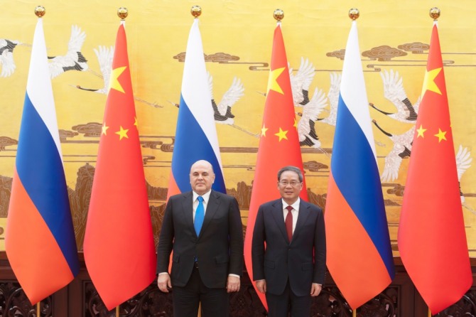미하일 미슈스틴(왼쪽) 러시아 총리가 리창 중국 총리와 함께 24일 중국 베이징에서 열린 협정서 서명식에 참석해 기념 촬영을 하고 있다. 사진=뉴시스.