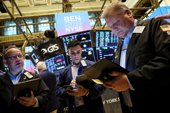  미국 뉴욕의 뉴욕증권거래소(NYSE) 트레이딩 플로어에서 트레이더들이 일하는 모습. 사진=로이터