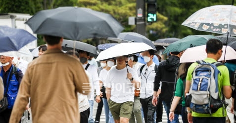 8일 오후 서울 종로구 광화문네거리 인근에서 시민들이 우산을 쓴 채 거리를 활보 하고 있다. 사진=뉴시스