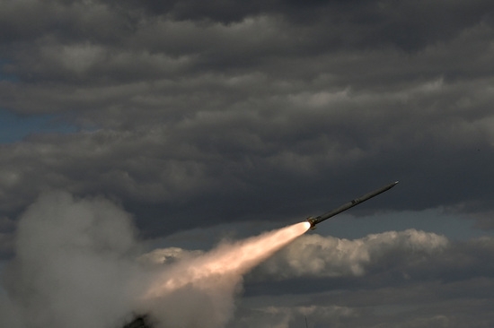 우크라이나군이 자포리자 지역의 최전선 근처에서 러시아군을 향해 다중 발사로켓시스템을 발사하고 있다. 사진=로이터