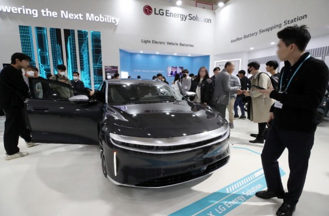 3월 15일 서울 강남구 코엑스에서 열린 2023 인터배터리를 찾은 관람객이 LG에너지솔루션 부스에 전시된 루시드 에어 차량을 살펴보고 있다. 사진=뉴시스 