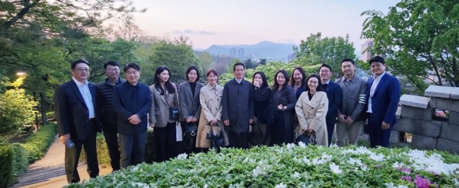 임재택 한양증권 대표(가운데)와 '마실' 프로그램에 참여한 임직원들. 사진=한양증권