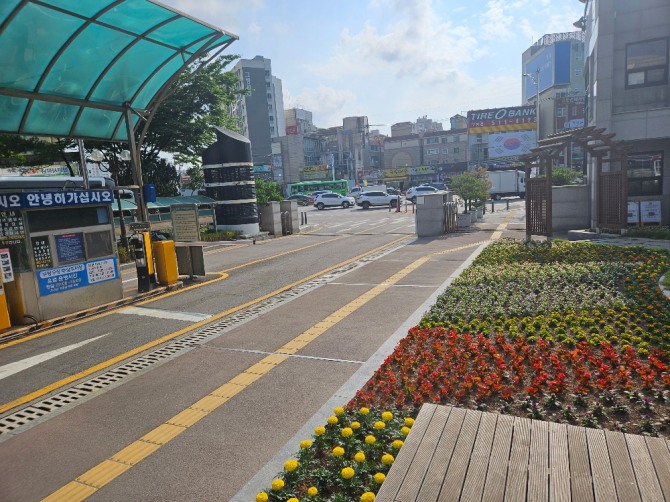부평구청 정문에 5부제 자동차 관리하는 직원이 있다고 했지만 보이지 않고 있다.   (사진=유영재 기자)