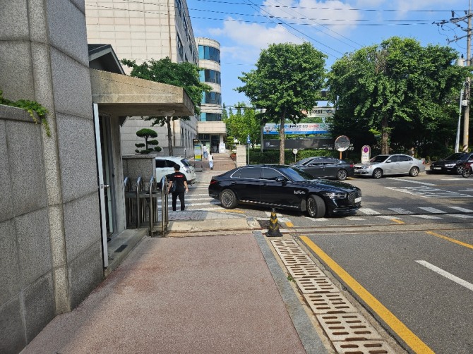 후문에 민원인 차량이 출입을 하고 있지만 직원이 없어 확인해보니 부스에서 휴대폰 검색을 하고 있었다.