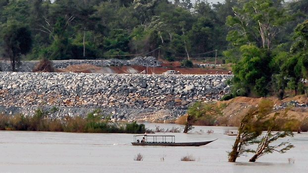 2016년 6월 20일 캄보디아 북동부 스텅트렝 주의 캄보디아-라오스 국경 근처 돈사홍 댐 건설 현장 근처를 어선이 지나가고 있다. 사진=AP/뉴시스