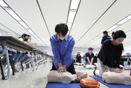 광동제약이 임직원들을 대상으로 CPR&AED 교육을 진행하는 모습. 사진=광동제약