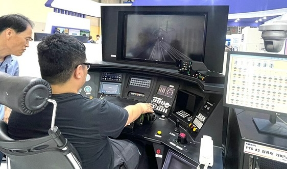 KTX 운전시뮬레이터 체험. 사진=한국철도공사 
