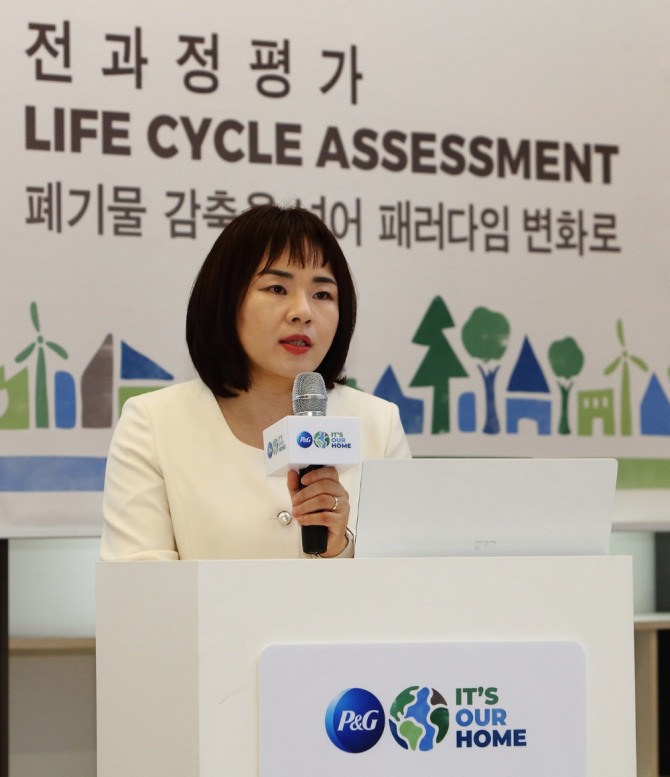 ‘2023 한국P&G 환경 지속가능성 기자간담회’에서 글로벌 소비자 인식과 P&G의 노력을 발표하고 있는 예현숙 한국P&G ESG 리더·대외협력본부 상무  /사진=한국P&G