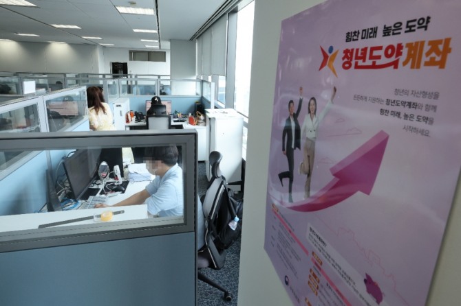  매월 70만원씩 5년간 적금하면 최대 5천만원의 목돈을 마련할 수 있는 '청년도약계좌'가 출시된 15일 오전 서울 중구 T타워 내 청년도약계좌 비대면 상담센터에서 상담원들이 가입 상담을 하고 있다.연합