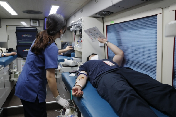 지난 4월 hy 임직원들이 서초구 본사에서 진행된 헌혈에 참여하고 있다. 사진=hy.