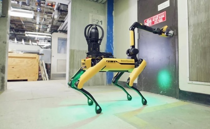 현대차 계열사인 보스턴 다이내믹스의 로봇 개 '스팟'이 로봇 팔을 이용해 혼자서 문을 열고 있다.