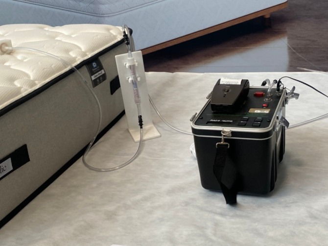 ‘RAD7’ 기기를 활용한 라돈 검사가 진행 중이다. 사진=송수연 기자.