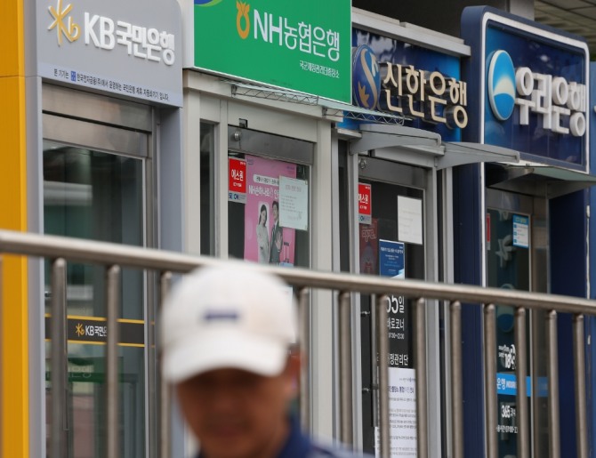 27일 한국은행이 발표한 ‘8월 금융기관 가중평균금리’에 따르면 8월 신규 취급액 기준 가계대출 금리는 4.83%로 전월보다 0.03%포인트(p) 상승했다. 서울 시내에 나란히 설치된 시중은행 ATM 모습. 사진=연합뉴스