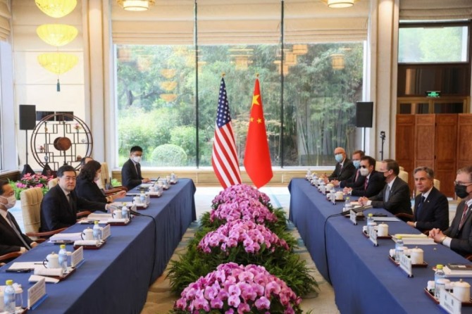 안토니 블링컨 미국 국무장관(오른쪽)과 친강 중국 외교부장이 6월 18일 중국 베이징 댜오위타이 국빈관에서 미중 회담을 하고 있다. 사진=로이터