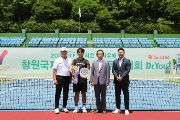 2023 ITF 오리온 닥터유배 창원국제남자테니스투어대회 시상식 (왼쪽부터) 전영대 오리온 테니스단 단장, 신산희 단식 우승자, 신종철 경남테니스협회장, 이형택 오리온 테니스단 감독. 사진=오리온.