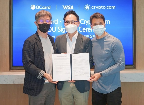 지난해 3월 4일(현지시간) 싱가포르 크립토닷컴 HQ 오피스에서 'BC카드-크립토닷컴-Visa' 3사간 업무협약(MOU)을 체결한 뒤 문서에 서명한 모습. 왼쪽부터 최원석 BC카드 사장, 강동순 Visa Korea 부사장, 라파엘 멜로(Rafael Melo) 크립토닷컴 최고재무책임자(CFO). 사진=BC카드