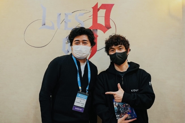 지난해 11월 지스타에서 야스다 후미히코 팀 닌자 프로듀서(왼쪽)와 최지원 라운드8 스튜디오 프로듀서가 만나 'P의 거짓' 부스에서 포즈를 취하고 있다. 사진=네오위즈