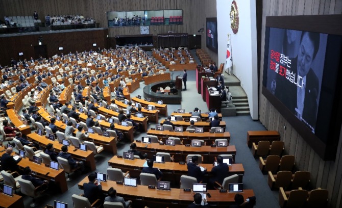 한국의 정치계는 여당과 야당이 타협 없이 '진흙탕의 개싸움'처럼 볼썽사나운 모습을 연출하고 있다. 국민을 위한다는 생각으로 품위 있는 정치를 펼쳐 나가야 한다고 전문가들은 주문한다. 사진=뉴시스