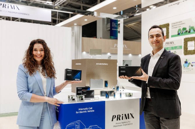 삼성SDI 직원이 지난 14~15일 독일 뮌헨에서 개최된 '인터배터리 유럽 2023'에서 자사 전고체 배터리를 비롯한 다양한 폼팩터의 PRiMX 배터리를 소개하고 있다. 사진=삼성SDI