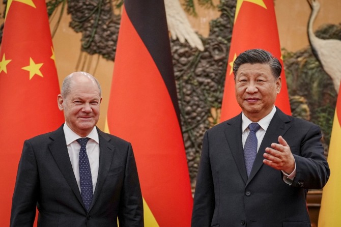 올라프 숄츠(왼쪽) 독일 총리가 중국을 방문해 중국 베이징 인민대회당에서 시진핑 중국 국가주석과 기념 촬영을 하고 있다. 사진=AP/뉴시스