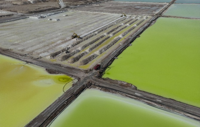 세계 1위 리튬 매장국이자 세계 2위 리튬 생산국 칠레 아타카마 사막의 리튬 기업 SQM 광산 전경. 사진=AP·뉴시스