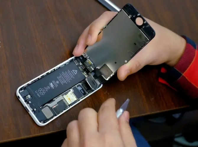 EU는 애플과 삼성 등에 대한 배터리 분리 의무화 규제를 추진하고 있다. 사진=로이터