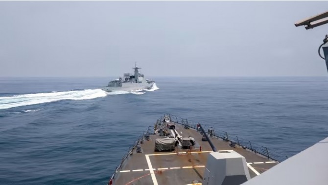 중국 군함 루양 3호가 지난 6월 3일 대만해협에서 미국 구축함 충훈함 근처를 항해하고 있다. 사진=로이터
