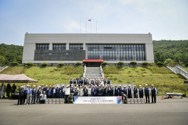 19일 경기 김포시 해병대 제2사단에서 진행된 ‘사랑의 희망박스’ 전달행사 참가자들이 기념사진을 촬영했다. 사진=LG생활건강.