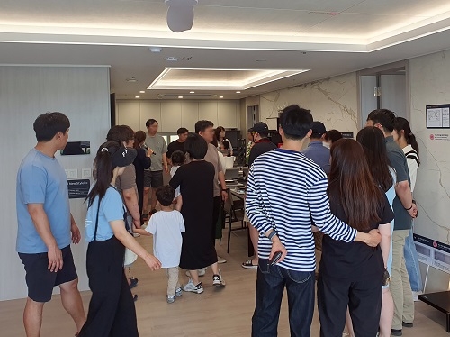  e편한세상 동탄 파크아너스 유닛 내부를 관람하는 방문객들.