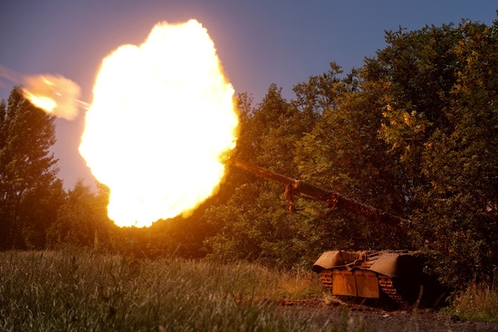 우크라이나군이 바흐무트 최전방 마을 근처에서 러시아군에게 노획한 T-80 전차 포를 발사하고 있다. 사진=로이터