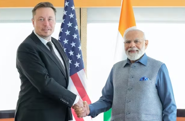 인도 나렌드라 모디 총리(오른쪽)와 테슬라 일론 머스크 CEO가 20일(현지시간) 뉴욕에서 회의를 갖기에 앞서 악수를 하고 있다. 사진=로이터