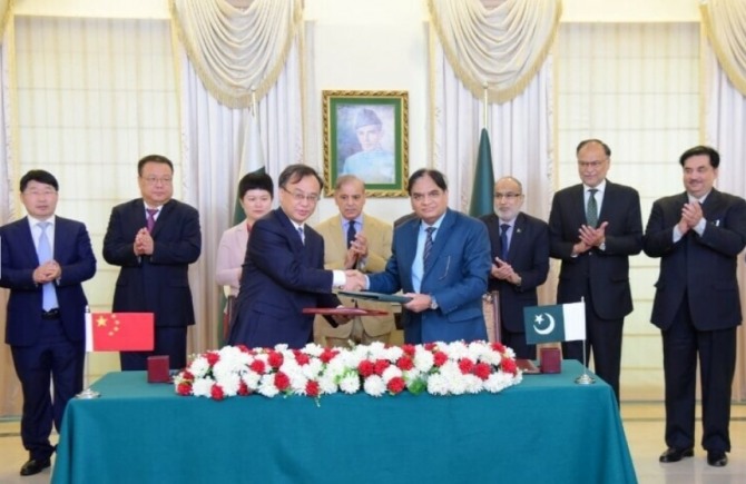 파키스탄과 중국이 차슈마-5 원전 프로젝트에 협력하는 양해각서를 체결한 후 대표들이 악수를 나누고 있다.