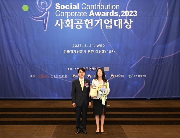 지난 21일 한국경제신문사에서 열린 '2023 사회공헌기업 대상'에서 이주원 농심켈로그 대외협력팀 상무(오른쪽)가 소외계층 부문 대상을 수상했다. 사진=농심켈로그.