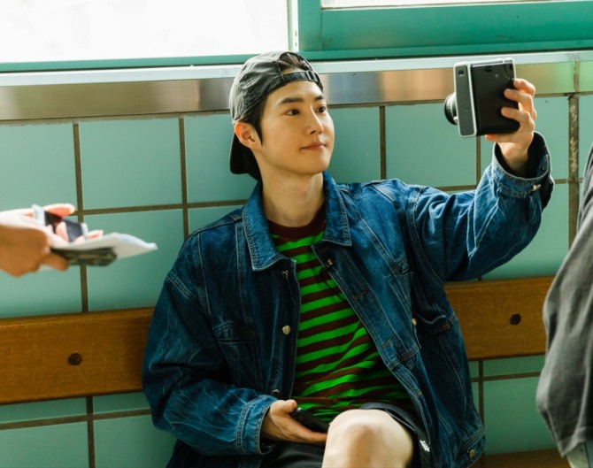 2호선 뚝섬역에서 지하철을 기다리는 EXO수호