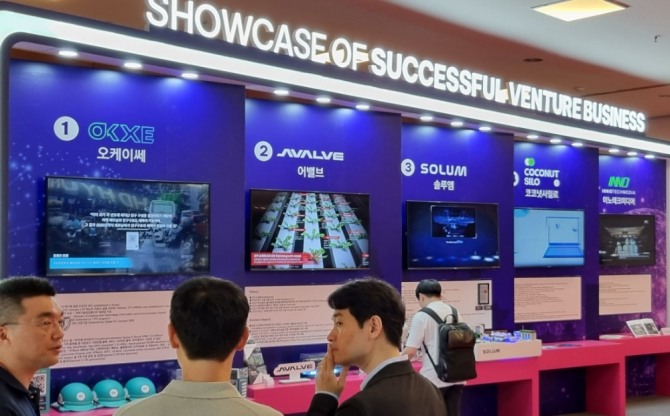 KOTRA는 이달 22일 베트남 하노이에서 ‘한-베트남 파트너십 박람회’의 부대 행사로 ‘한-베트남 비즈니스 상담회’와 ‘K-산업 쇼케이스’를 개최했다. 행사장 전경의 모습. 사진=KOTRA 