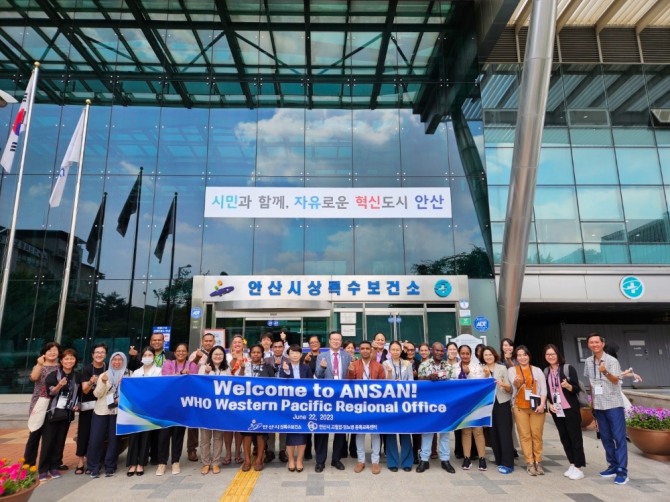 안산시는 지난 22일 세계보건기구(WHO) 서태평양지역사무소에서 안산시 고혈압·당뇨병 등록교육센터의 만성질환 관리경험과 우수한 시스템 견학을 위해 상록수보건소를 찾았다. 사진=안산시