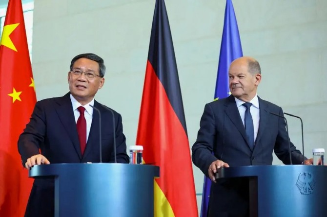 독일을 방문한 중국 리창 총리(왼쪽)가 숄츠 독일 총리와 기자회견을 하고 있다. 사진=로이터