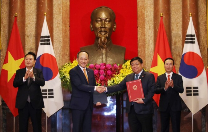 추경호(왼쪽에서 두 번째) 부총리 겸 기획재정부 장관과 응우옌 찌 중(세 번째) 베트남 기획투자부 장관이 23일(현지시간) 하노이 베트남 주석궁에서 윤석열 대통령과 보 반 트엉 베트남 국가 주석이 임석한 가운데 한·베트남간 EDCF·EDPF를 통한 경제협력에 관한 양해각서를 교환하고 있다. 사진=연합뉴스 