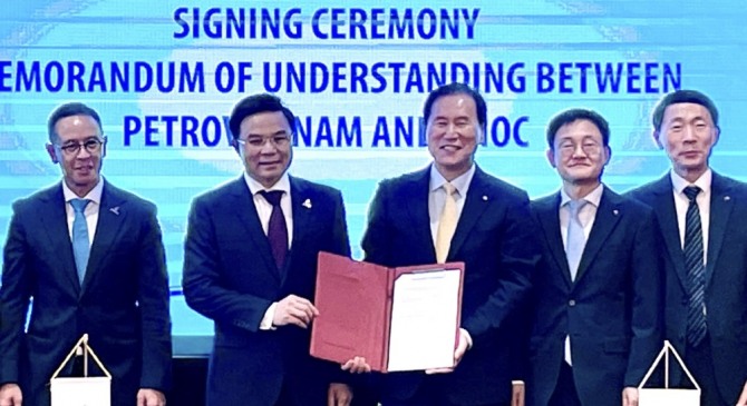 김동섭 석유공사 사장(오른쪽에서 세 번째)이 리망훙(Le Mang Hung) PVN 사장(네 번째)과 함께 MOU체결 후 기념촬영을 하고 있다. 사진=한국석유공사