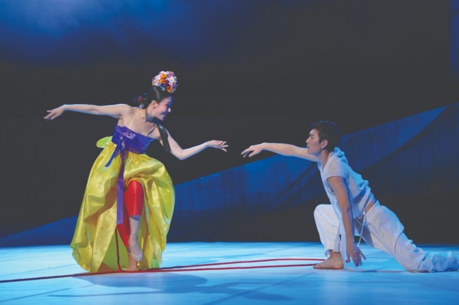 장현수 안무의 '팜므파탈'(2014)