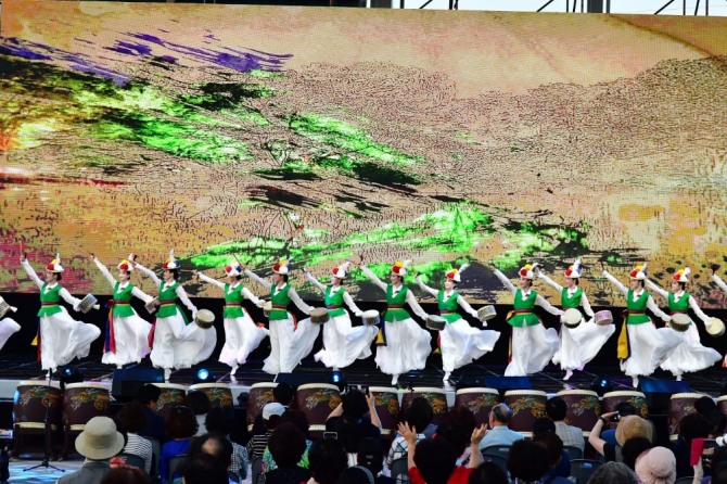 의정부시립무용단의 '버꾸춤'