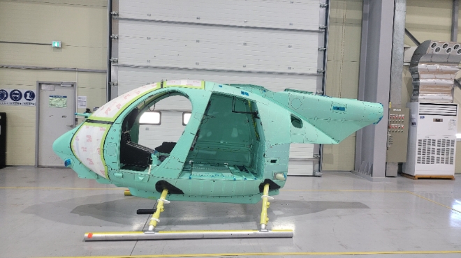 대한항공은 미국 보잉사의 방산 및 우주부문(Boeing defense, Space&Security)으로부터 수주받은 AH-6 헬기 동체 제작사업의 초도 생산분을 성공적으로 납품했다. 사진=대한항공