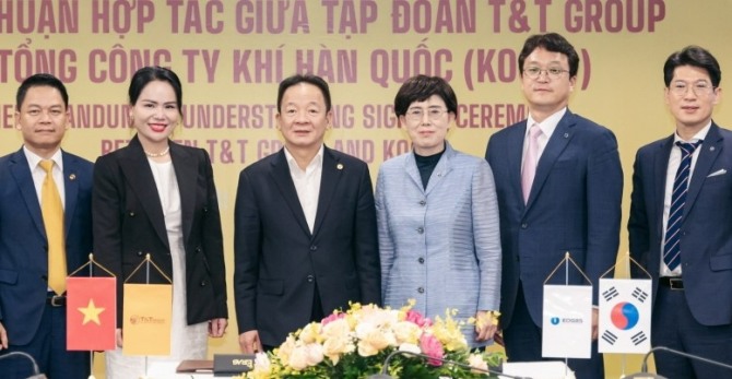 최연혜(오른쪽에서 세 번째) 한국가스공사 사장이 지난 23일 도 꽝 히엔(Do Quang Hien·네 번째) T&T그룹 회장과 MOU를 체결하고 있다. 사진=한국가스공사