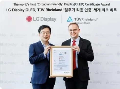 프랭크 홀즈만 티유브이 라인란드 전자제품 인증 부문 글로벌 최고 책임자(오른쪽)와 윤수영 LG디스플레이 최고기술책임자(CTO) 부사장이 서울 마곡 사이언스파크 LG디스플레이 연구동에서 열린 일주기 리듬 인증서 수여식에서 기념촬영을 하고 있다. 사진=LG디스플레이