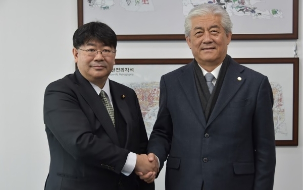 일본에서 게임 관련 의정 활동으로 유명한 야마다 타로 참의원(왼쪽)이 지난해 12월 한국에 방문해 이상헌 더불어민주당 의원과 면담했다. 사진=이상헌 의원실